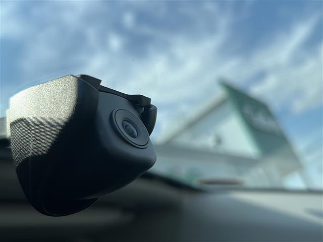 【ドライブレコーダー】運転中の記録を残します。事故などを起こした起こされた時の証拠を残します。映像を保存するにはSDカードが必要となります。
