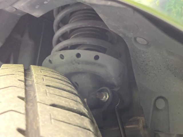お車を安心してお乗りいただく為には、足回りの定期点検が欠かせません。サービスサポート（有償保証）では無料点検もご提供しており、安心のカーライフをお過ごしいただけるサポート体制が整っています。
