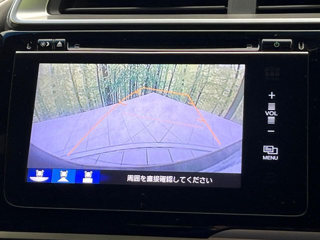 【バックカメラ】駐車時に後方がリアルタイム映像で確認できます。大型商業施設や立体駐車場での駐車時や、夜間のバック時に大活躍！運転スキルに関わらず、今や必須となった装備のひとつです！