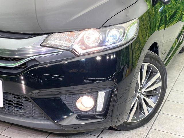 【LEDヘッドライト】悪天候や夜間走行時も良好な視界を確保し安心して運転できる高輝度LEDヘッドライトを装備！点灯速度が早く、消費電力も抑えられています。