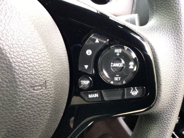 【アダプティブ・クルーズ・コントロール】予め設定した車速内でクルマが自動的に加減速。 前走車との適切な車間距離を維持しながら追従走行し、高速道路でのドライバーの疲労を軽減してくれる嬉しい機能付♪