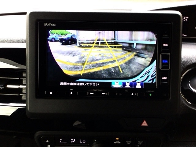 【バックカメラ】運転が苦手な方も車庫入れラクラクです！ギアをリバースに入れれば自動的に切り換わりますので、面倒な操作は不要です♪狭い駐車場もお車を傷つけず安心ですね！