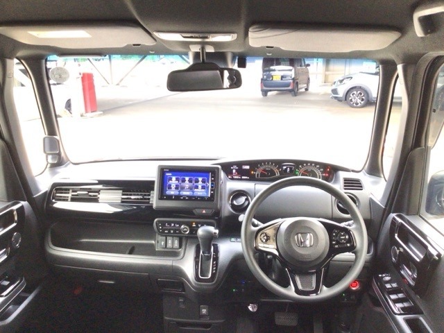 【前方視界】開放的な前方視界！運転がしやすく疲れにくいです♪窓が大きく、見通しがとっても良いおクルマですよ♪