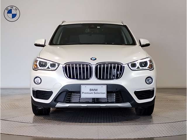 【キドニーグリル】BMWは約90年もの間、ほぼ全ての車両にひと目でBMWだと分かるこの特徴的なフロントグリルが備えられ、デザイン・アイコンとして親しまれてきました。