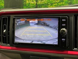 【バックカメラ】駐車時に後方がリアルタイム映像で確認できます。大型商業施設や立体駐車場での駐車時や、夜間のバック時に大活躍！運転スキルに関わらず、今や必須となった装備のひとつです！