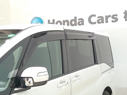 車内の空気の入れ替えだけでなく、雨天時の雨の入り込みや紫外線防止にも役立つドアバイザー装着済みです。
