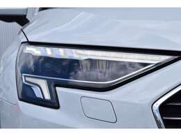LEDヘッドライトは、太陽光に近い色温度を持つビームによりクリアな視界を確保すると同時に、キセノンヘッドライトよりもさらに少ない消費電力を実現。寿命も長く、基本的にはメインテナンスフリーです。