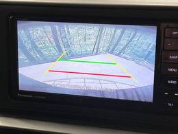 【バックカメラ】駐車時に後方がリアルタイム映像で確認できます。大型商業施設や立体駐車場での駐車時や、夜間のバック時に大活躍！運転スキルに関わらず、今や必須となった装備のひとつです！