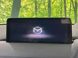 【10.25インチマツダコネクト】車内の雰囲気にマッチした大型ディスプレイ。スマホ接続でのナビ使用やBluetooth再生等、様々な機能が楽しめます。直感的なダイヤル操作が可能で、使い勝手も良好です。