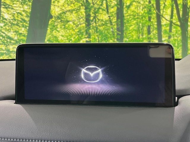 【10.25インチマツダコネクト】車内の雰囲気にマッチした大型ディスプレイ。スマホ接続でのナビ使用やBluetooth再生等、様々な機能が楽しめます。直感的なダイヤル操作が可能で、使い勝手も良好です。