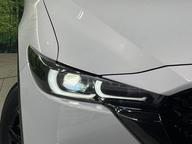 【LEDヘッドライト】悪天候や夜間走行時も良好な視界を確保し安心して運転できる高輝度LEDヘッドライトを装備！点灯速度が早く、消費電力も抑えられています。