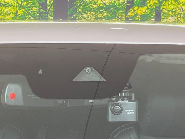 【スマートシティブレーキサポート】低速走行中に前方の車両等を認識し、衝突しそうな時は警報とブレーキで衝突回避と被害軽減をアシスト。より安全にドライブをお楽しみいただけます。
