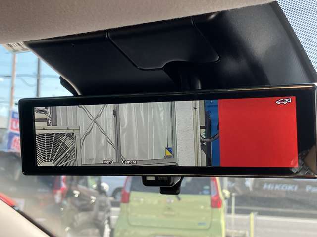 後方確認がしにくい時に便利なスマートルームミラー付き。後方にあるカメラからの映像がミラーに映されます。