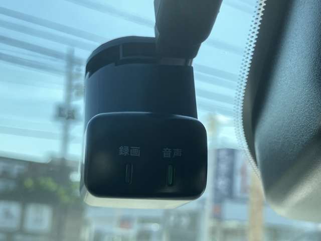 【ドライブレコーダー】走行中の映像を記録します。事故などのトラブル時に確認ができ、証拠映像としても役に立つだけでなく、危険運転などの抑止にも効果があります。