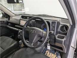 見通しのよいすっきりとした視界で、誰でも運転しやすいです。運転のしやすさは疲れにくさにも繋がりますよ♪