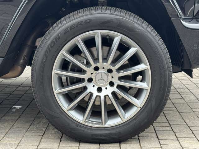 輸入車ならではの高性能ホイールを装備。しつこい鉄粉や錆に高い効果を発揮する「ホイールコーティング」の施工も受付中！お気軽に担当営業までご相談ください。