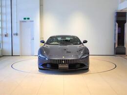 外装色：Blu Roma 歴史的な宮殿のエレガントな色合いと、噴水の水が流れる動的な青の反射を表現しています