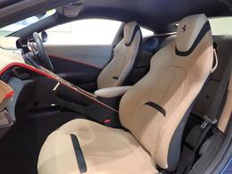 ヘッドレストには黒色の跳ね馬の刺繍が施されています