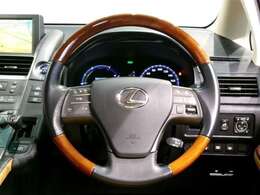 ステアリングスイッチ付き。前方から目を離すことなく操作することが可能です。