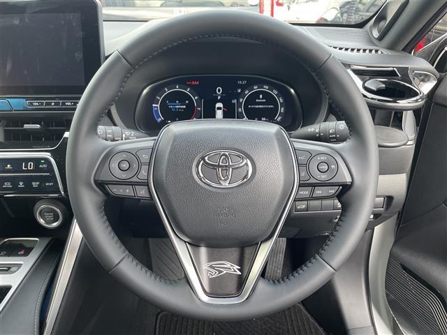 【ステアリング】軽い力で扱いやすいハンドルです。目立つ傷やスレなどなく綺麗な状態です！除菌プランいれていただくとさらに快適に！清潔なお車はお子様にも安心ですね！