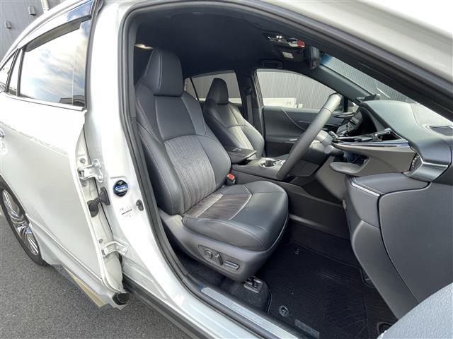 【運転席】座り心地が良いシートなので長時間の運転でも快適にお過ごしいただけます。新品のフロアマットのご注文も可能です。掲載箇所以外にご希望の写真がございましたらお気軽にお問い合わせ下さい。