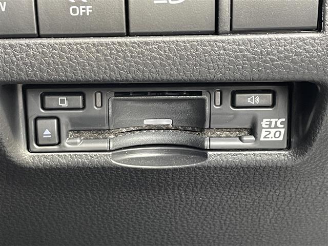 【ETC】有料道路を利用する際に料金所で停止することなく通過できる、ETC車載器（ノンストップ自動料金収受システム機器）が装備されています。セットアップを行うことで利用可能になります。