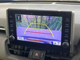 【バックカメラ】駐車時に後方がリアルタイム映像で確認できます。大型商業施設や立体駐車場での駐車時や、夜間のバック時に大活躍！運転スキルに関わらず、今や必須となった装備のひとつです！