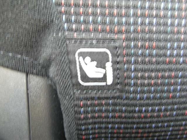 後席シートはISOFIX対応です。シートベルトを使わずにチャイルドシートと車の金具を連結する方法で設置できます。シートベルトの締め付け不足などによるトラブルを防ぎます。