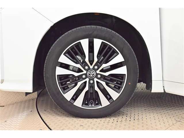 【アルミホイール】純正なので車に似合うデザインになっていますね。スタッドレスタイヤもご相談下さい。