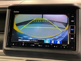 リバースギアに入れるだけで後方の表示へ切り替わります。夜間や雨の日の駐車も楽になりますよ。