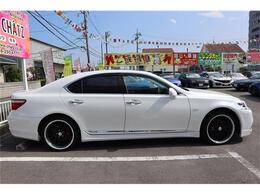ここで整備して車検を受けて100万以下というお買い得車！試乗はいつでも可能です！外装も内装も綺麗です！お洒落なレクサス！★エアエンターテイメント！映画館張りの音質音響です！