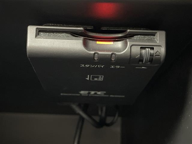 【ETC】有料道路を利用する際に料金所で停止することなく通過できる、ETC車載器（ノンストップ自動料金収受システム機器）が装備されています。セットアップを行うことで利用可能になります。