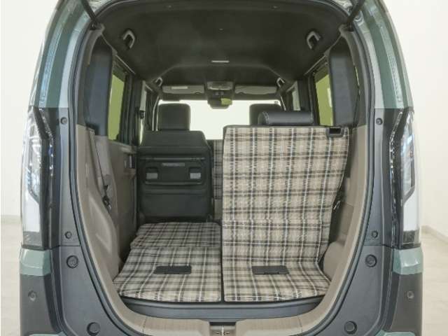 2列目シートは左右独立で倒すことができます。3人乗車状態でより多くの荷物を積むことができます。