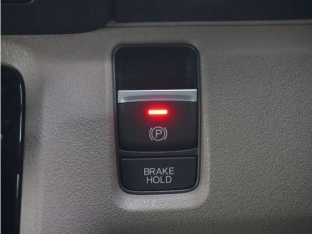 電子制御パーキングブレーキ搭載で指一本で簡単に操作することができます。さらに停車中に、ブレーキペダルを踏み続けなくても、自動的にブレーキを保持する機能である、オートマチックブレーキホールド付きです。