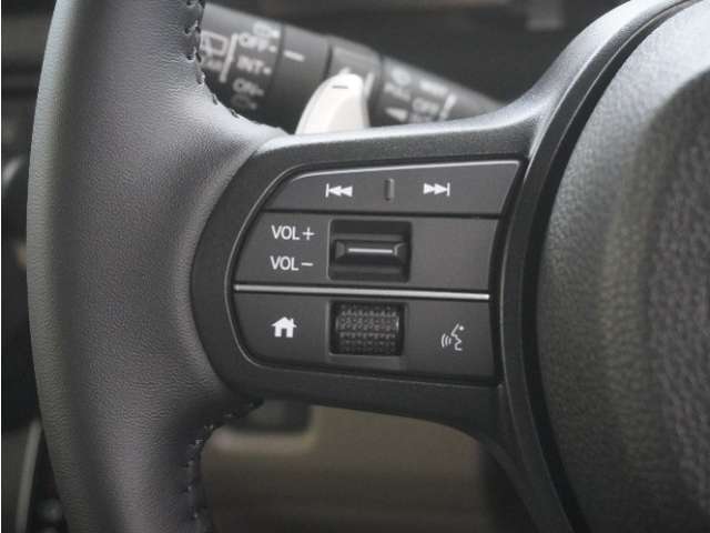 ハンドルにはオーディオ操作用スイッチがありますので、ハンドルから手を放さずにオーディオの操作ができるようになっています。