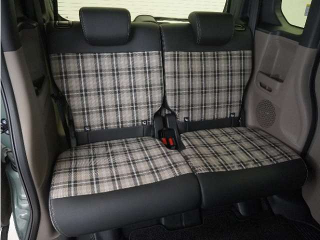 2列目ベンチシートです！フラットで乗り降りがしやすく、足元の広さも十分で座りやすいシートです。