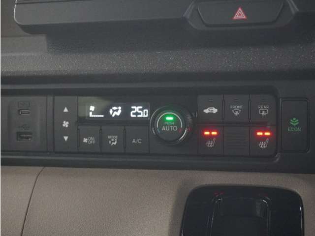 フルオートエアコン搭載で室内の温度は常に快適です。また体を直接温めてくれるシートヒーターが装備されていますのでエアコンを強くしなくても快適です。