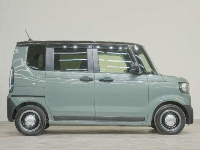 リアには左右スライドドアを採用。狭い駐車場でも開閉しやすく、強風の日でもドアが煽られにくくなっております。小さなお子さまやご年配の方も安心して乗り降りできます。