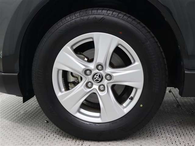 純正アルミホイールは精度が高く、走行の安定性が優れています。タイヤサイズ225/65R17