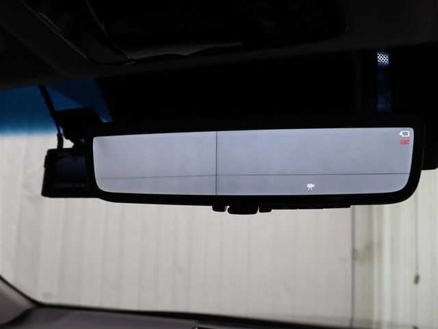 デジタルインナーミラー(前後方録画機能付)が装備されています。車両後方カメラの映像をミラー内のディスプレイに表示。車両前後のカメラで撮影した映像をデジタルインナーミラー内のSDカードに録画します。