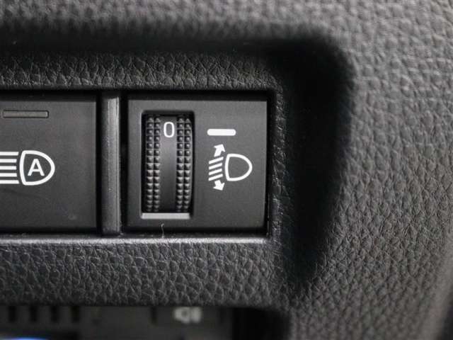 人や荷物を満載しても、対向車や先行車に迷惑をかけない、室内からヘッドライトの光軸を調整できます。
