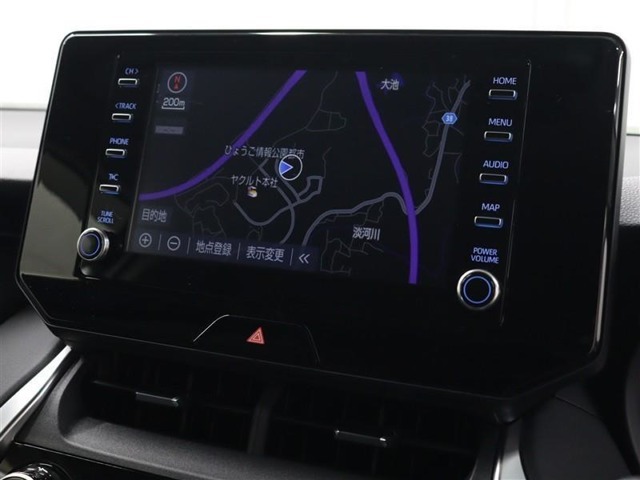 スマートフォンとの連携を可能にした8インチのディスプレイオーディオにはナビキットを搭載。AM/FM(ワイドFM対応)、Bluetooth/USB入力に対応してます。(T‐Connectは別途有料)