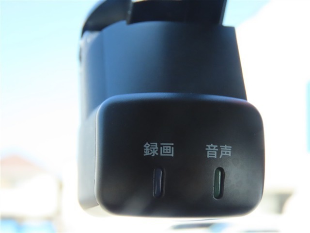 （ドライブレコーダー）走行中の映像を録画します。衝突時もバッチリ映像で残ります。