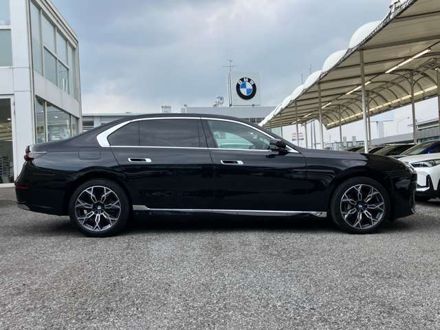 ★BMWエマージェンシーサービス：24時間、様々なトラブルの応急処置のアドバイス、出張修理やレッカー手配、お客様の交通手段やホテルの確保、そして場合によっては、その費用までをも負担するというサービスで