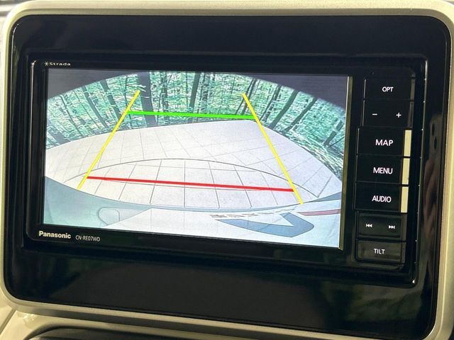 【バックカメラ】駐車時に後方がリアルタイム映像で確認できます。大型商業施設や立体駐車場での駐車時や、夜間のバック時に大活躍！運転スキルに関わらず、今や必須となった装備のひとつです！