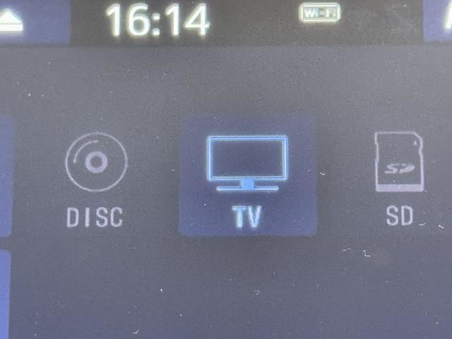 TVが見れるチューナーを装備しています。　新しい車でも付いていないことで、TVが見れない事も多々あるので要チェックです。