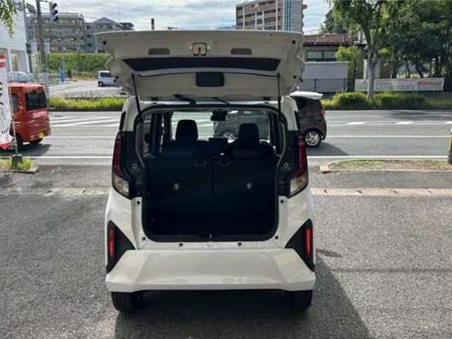 大型バックドアを開ければ広めのトランクルームがございます。