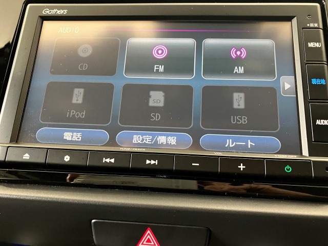 ナビゲーションはギャザズVXM225Ciを装着しております。AM、FM、CD、Bluetoothがご使用いただけます。初めて訪れた場所でも道に迷わず安心ですね！