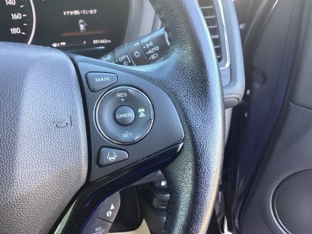 ステアリングホイールの右側がクルーズコントロールスイッチです。アクセルペダルを踏まずに一定速走行が出来るので、高速道路での走行がグッと快適になります。