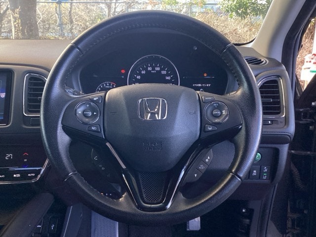 手になじむ感覚のステアリングです。さわり心地、デザイン性、操作性にこだわったアイテムです。